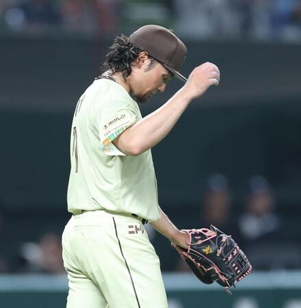 ７回、同点に追いつかれがっくりの伊藤（撮影・金田祐二）