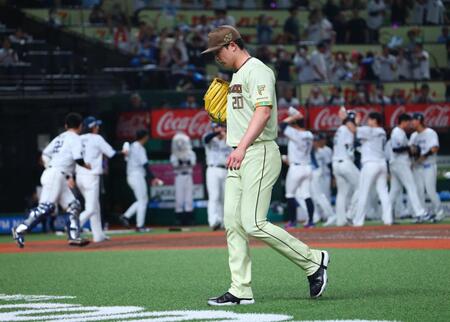 ９回、サヨナラ本塁打を浴びがっくり引き揚げる上原（撮影・金田祐二）