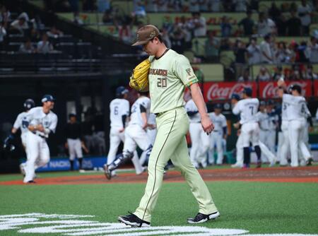 ９回、サヨナラ本塁打を浴びがっくり引き揚げる上原（撮影・金田祐二）