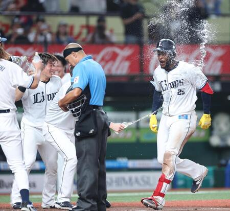 ９回、サヨナラ本塁打を放ちナインに迎えられるカナリオ（撮影・金田祐二）
