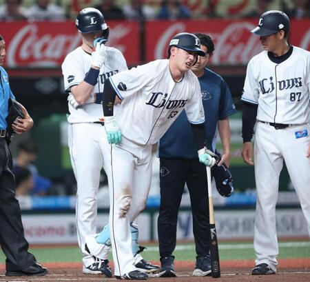 ７回、自打球で痛がる長谷川（撮影・金田祐二）