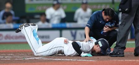 ７回、自打球で痛がる長谷川（撮影・金田祐二）
