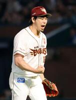 ７回まで無失点に抑え、ベンチに戻る先発の前田健