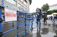 中止の発表に残念そうなファン（撮影・持木克友）