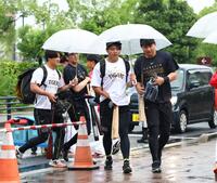 傘を差し、室内練習場に向かう森下（右）ら（撮影・山口登）