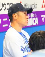 練習を見守る相川監督（撮影・石井剣太郎）
