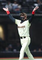 メンバー表を交換し声援に応える新庄監督（撮影・金田祐二）