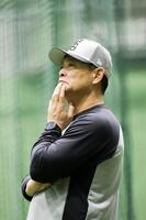 練習を見守る橋上監督代行（球団提供）