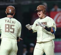 ５回、左越えに勝ち越しソロを放ち生還する吉田（撮影・金田祐二）