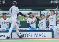 ３回、カナリオの同点適時打で生還した石井を迎える高橋光ら（撮影・金田祐二）