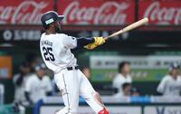 ９回、サヨナラ本塁打を放つカナリオ（撮影・金田祐二）