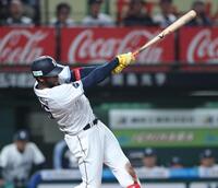 ３回、中前に同点適時打を放つカナリオ（撮影・金田祐二）