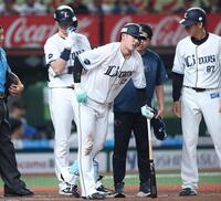 ７回、自打球で痛がる長谷川（撮影・金田祐二）