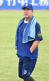 試合が中止となった井上監督（撮影・持木克友）