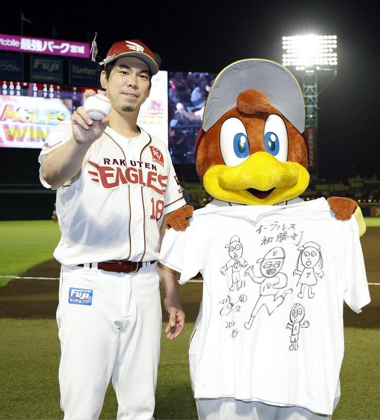 ポーズを取る楽天・前田健太（提供・共同通信社）