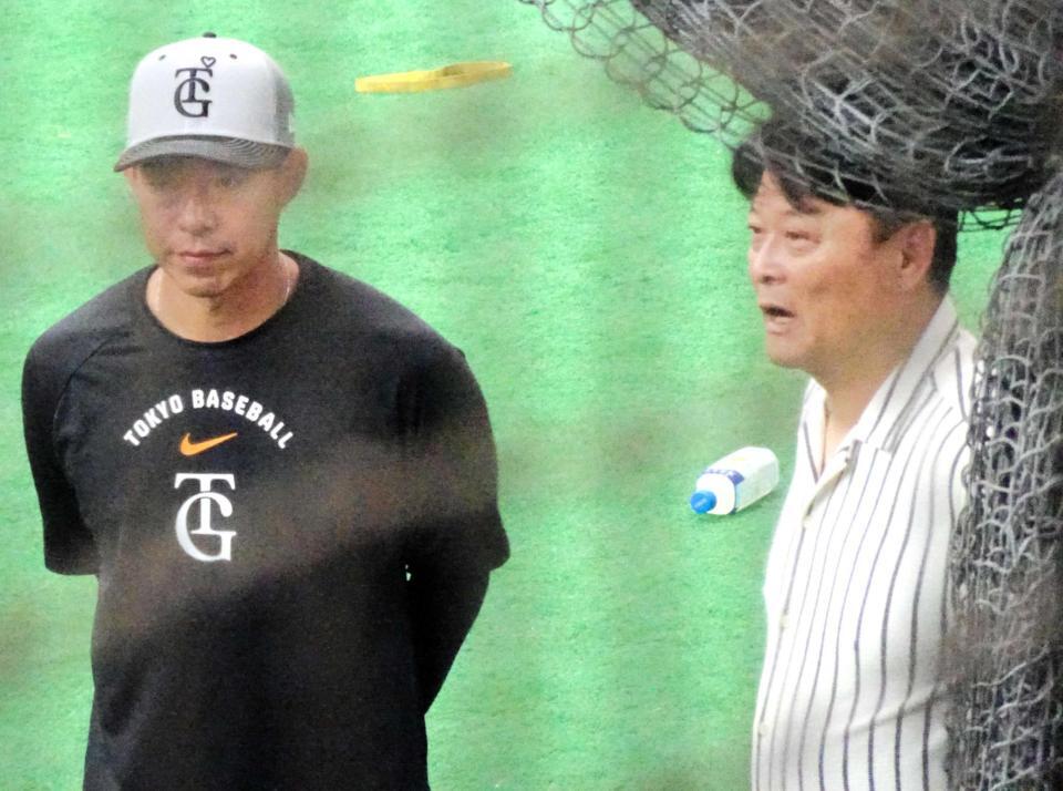 　異例の３軍視察を行った橋上監督代行（右）
