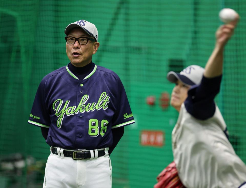 練習を見守る池山監督（右は高橋）＝撮影・山口登