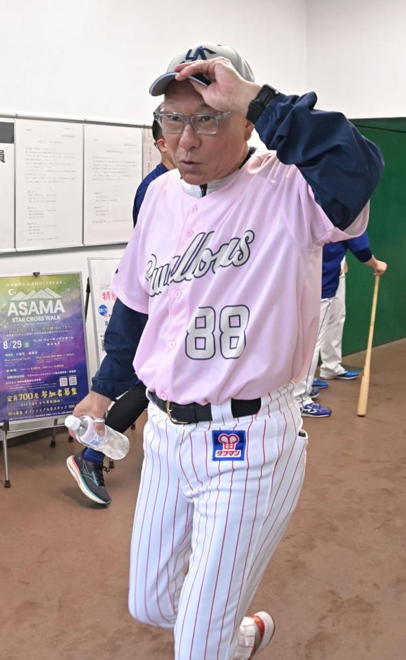 室内練習場から引き揚げる池山監督（撮影・持木克友）