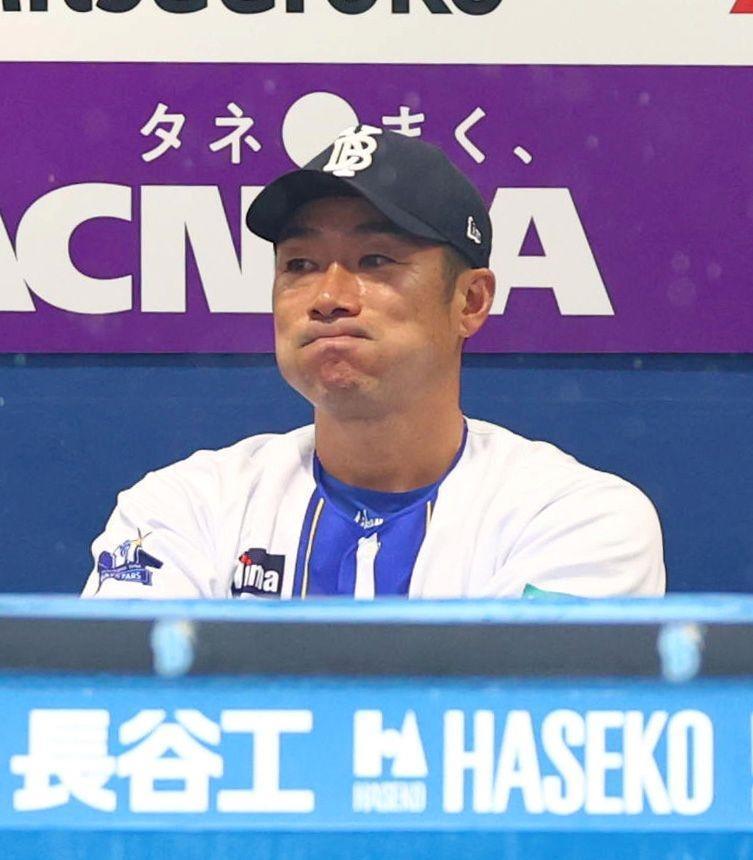 ベンチから練習を見守る相川監督（撮影・石井剣太郎）
