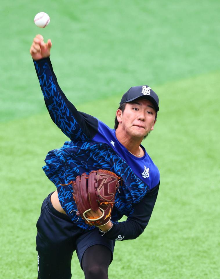 キャッチボールする篠木（撮影・石井剣太郎）