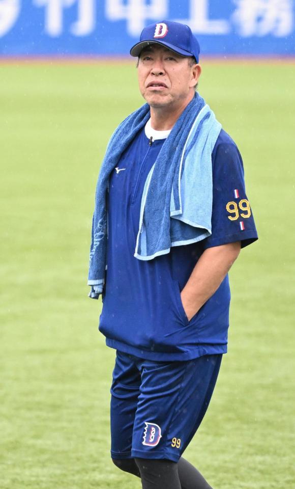 試合が中止となった井上監督（撮影・持木克友）