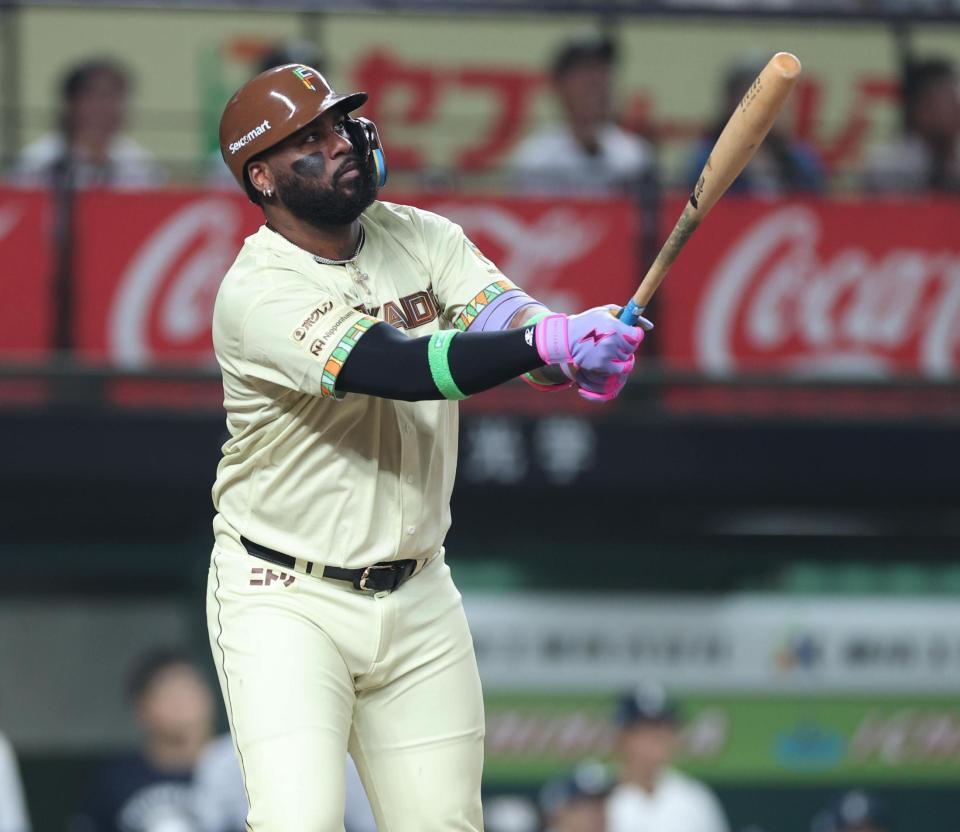 １回、右越えに先制ソロを放つレイエス（撮影・金田祐二）