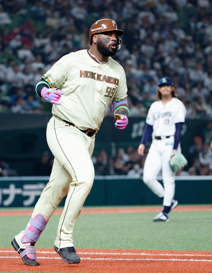 １回、先制本塁打を放ったレイエス。奥は投手高橋