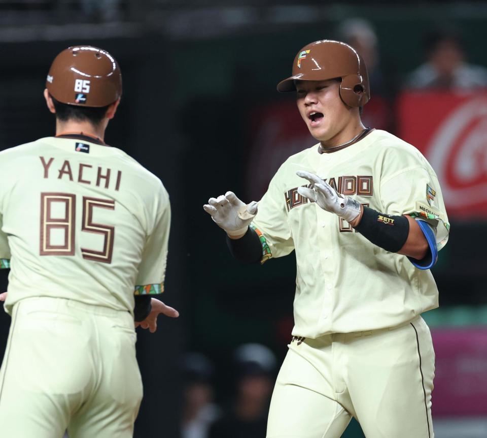 ５回、左越えに勝ち越しソロを放ち生還する吉田（撮影・金田祐二）