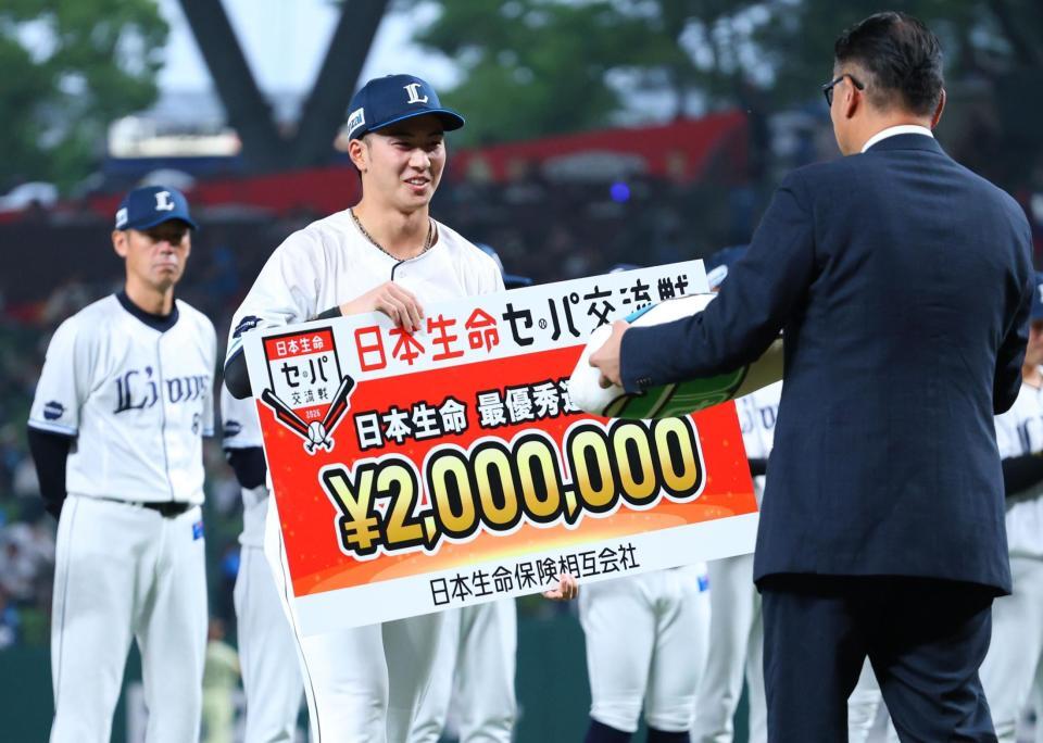 交流戦ＭＶＰを表彰される長谷川（撮影・金田祐二）