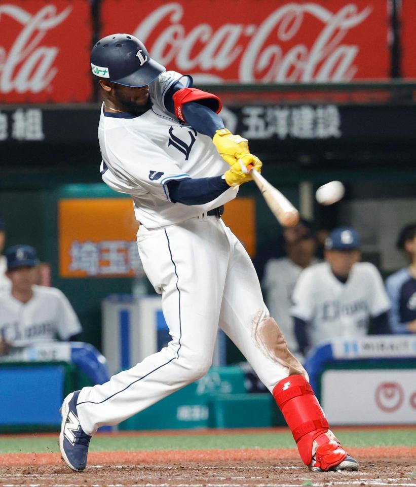 ９回、カナリオが左越えにサヨナラ本塁打を放つ