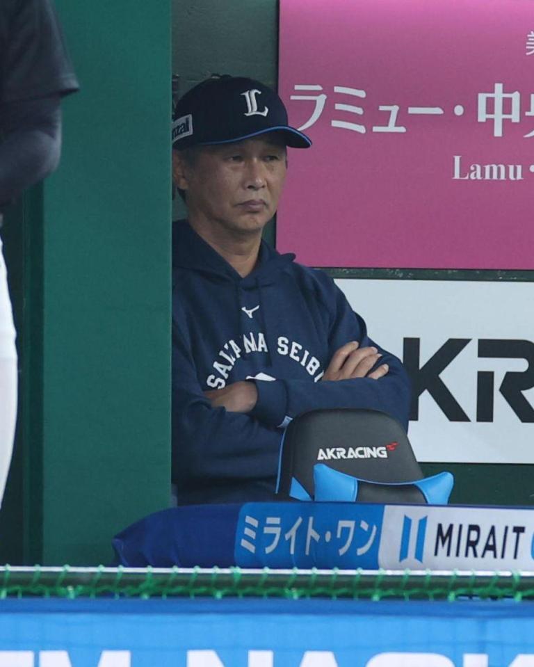 ベンチで厳しい表情の西口監督（撮影・金田祐二）