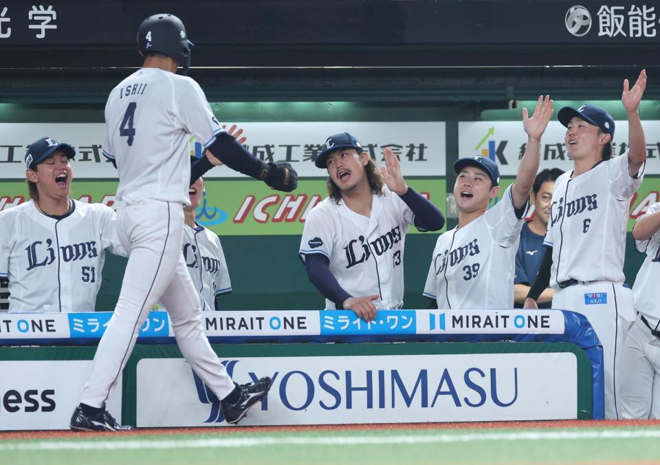 ３回、カナリオの同点適時打で生還した石井を迎える高橋光ら（撮影・金田祐二）