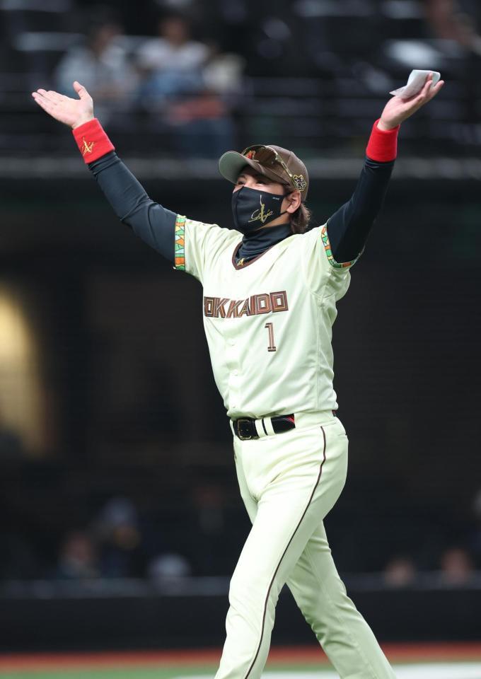 メンバー表を交換し声援に応える新庄監督（撮影・金田祐二）
