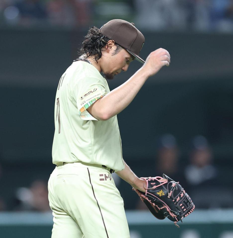 ７回、同点に追いつかれがっくりの伊藤（撮影・金田祐二）