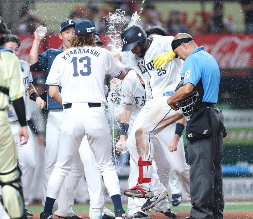 ９回、サヨナラ本塁打を放ちナインに迎えられるカナリオ（撮影・金田祐二）