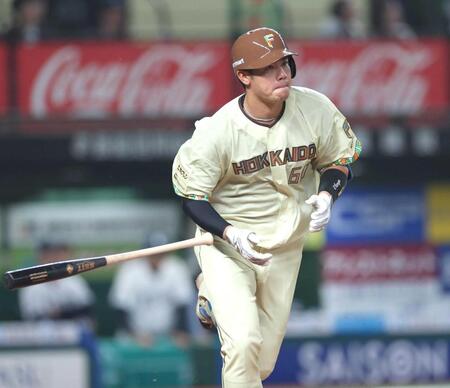 　７回、２打席連続の左越えソロを放つ吉田（撮影・金田祐二）