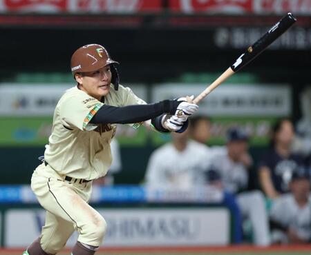 ９回、右翼線に勝ち越し二塁打を放つ奈良間（撮影・金田祐二）