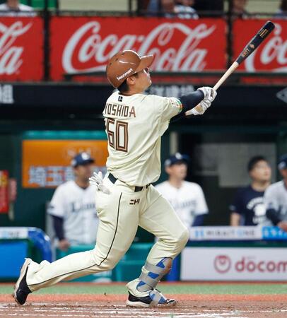 ６回、吉田が左越えに本塁打を放つ