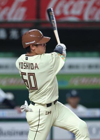 ６回、左越えに同点ソロを放つ吉田（撮影・金田祐二）