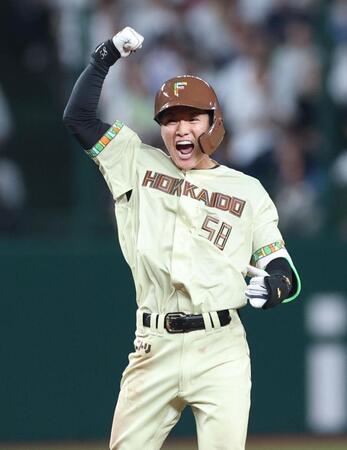 ９回、右翼線に勝ち越し二塁打を放ちガッツポーズの奈良間（撮影・金田祐二）