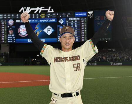 笑顔でポーズをとる奈良間