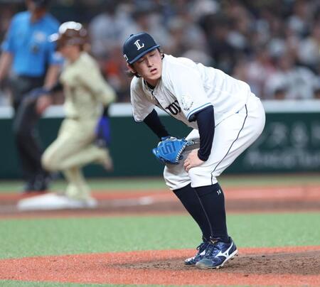 ９回、奈良間に勝ち越し適時二塁打を浴びがっくりの隅田（撮影・金田祐二）