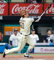 ６回、吉田が左越えに本塁打を放つ