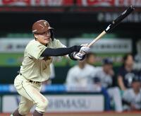 ９回、右翼線に勝ち越し二塁打を放つ奈良間（撮影・金田祐二）