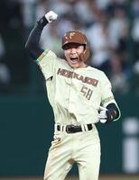 ９回、右翼線に勝ち越し二塁打を放ちガッツポーズの奈良間（撮影・金田祐二）