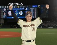 笑顔でポーズをとる奈良間