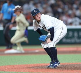 ９回、奈良間に勝ち越し適時二塁打を浴びがっくりの隅田（撮影・金田祐二）