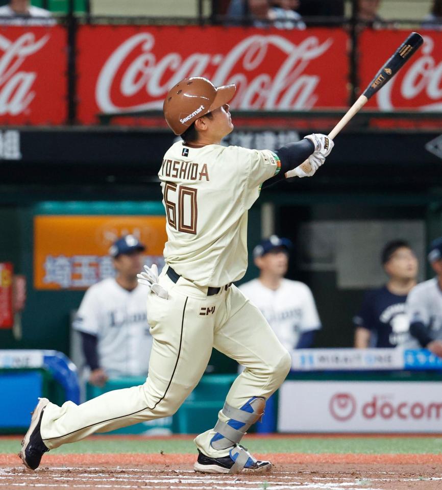 ６回、吉田が左越えに本塁打を放つ