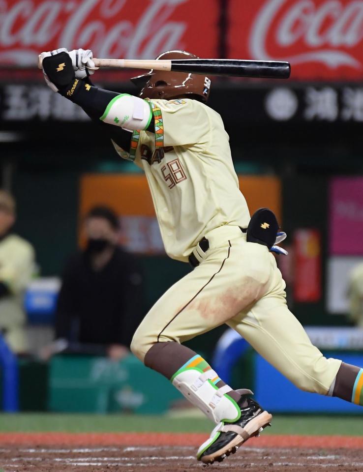 ９回、右翼線へ勝ち越しの適時二塁打を放つ奈良間