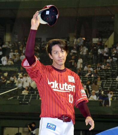 　ファンの声援に手を振り応える岸（撮影・神子素慎一）